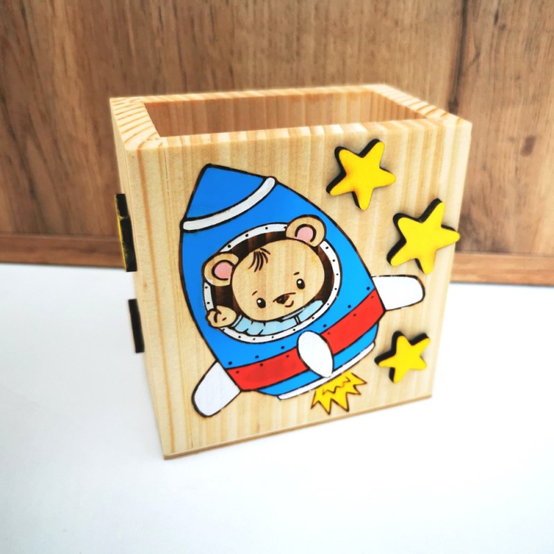 Drevený stojan na pastelky personalizovaný macko v rakete Drevený stojan na pastelky personalizovaný macko v rakete
