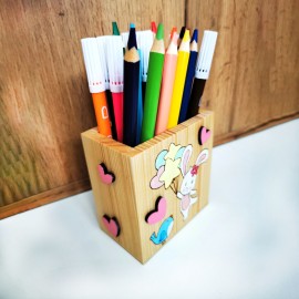 Drevený stojan na pastelky personalizovaný zajačik s balónikmi Drevený stojan na pastelky personalizovaný zajačik s balónikmi
