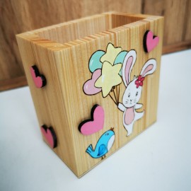 Drevený stojan na pastelky personalizovaný zajačik s balónikmi Drevený stojan na pastelky personalizovaný zajačik s balónikmi
