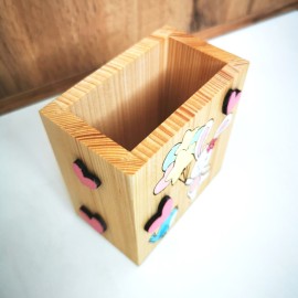 Drevený stojan na pastelky personalizovaný zajačik s balónikmi Drevený stojan na pastelky personalizovaný zajačik s balónikmi