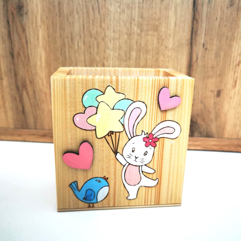 Drevený stojan na pastelky personalizovaný zajačik Drevený stojan na pastelky personalizovaný zajačik